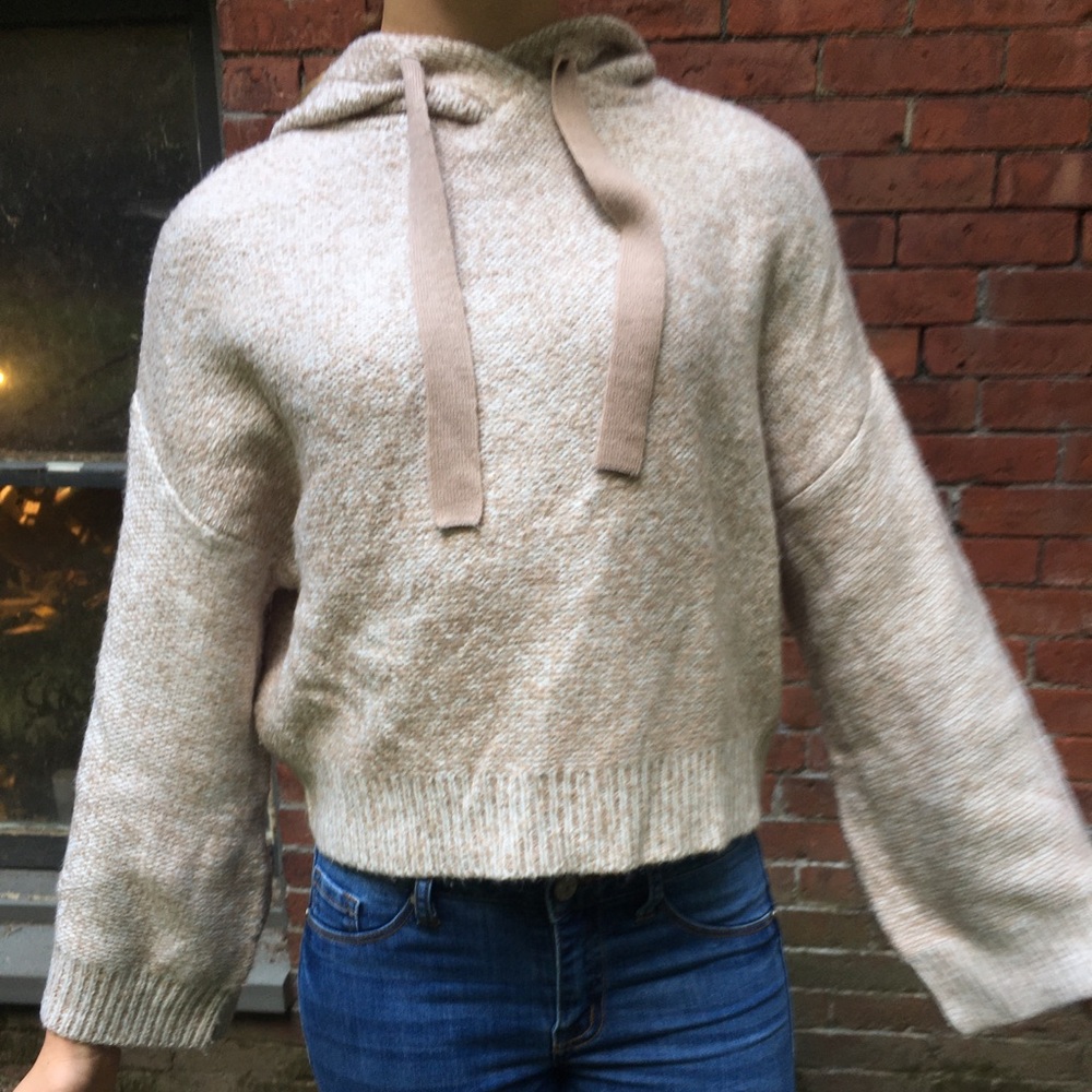 Kaisely cream and white sweater with hood